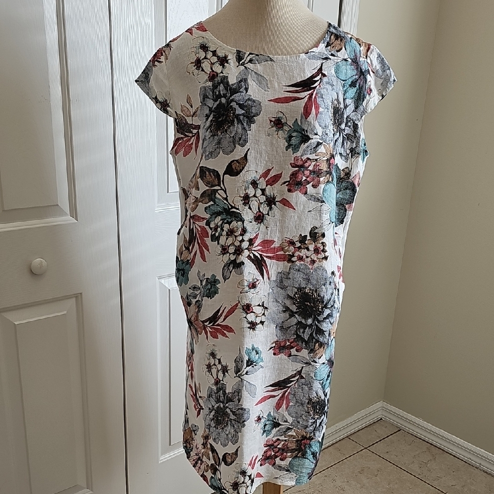 Floral Print Cap Sleeve Shift Dress. No Size Tag. I beleive Its An Oversized Med